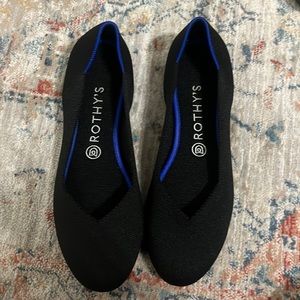 Solid black rounded toe Rothy’s